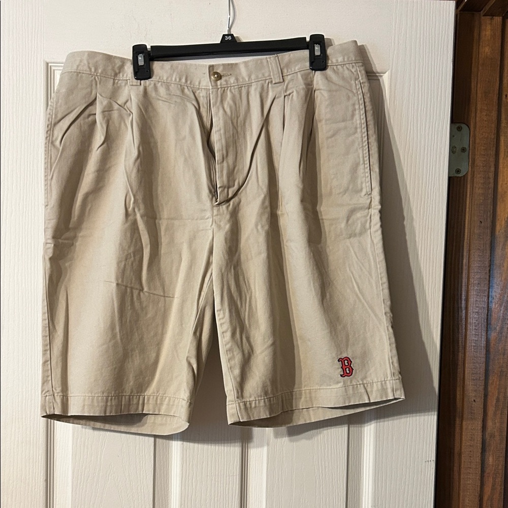 Cutter & Buck Men's Beige Shorts with Embroidered Logo  Size 38